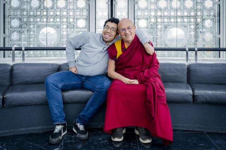 Matthieu Ricard pose avec l'un des journalistes du « Papotin »